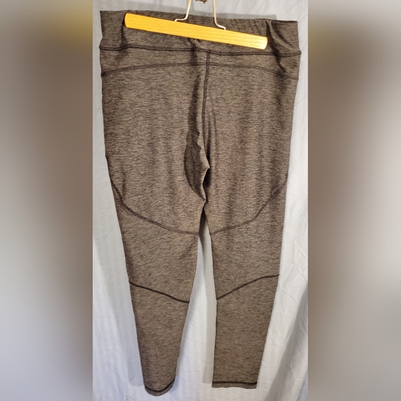 Elle Sportswear Yoga Pocket Capri Legging Black/Grey Texture, Size Medium - Picture 2 of 3